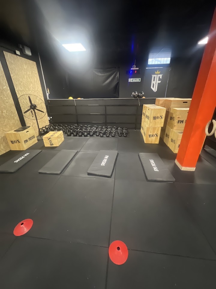 Sector de kettlebells y cajones pliométricos